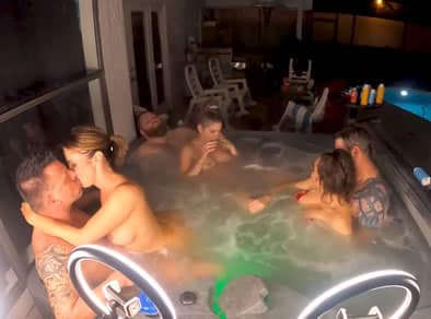 Orgía de swingers en un jacuzzi al aire libre